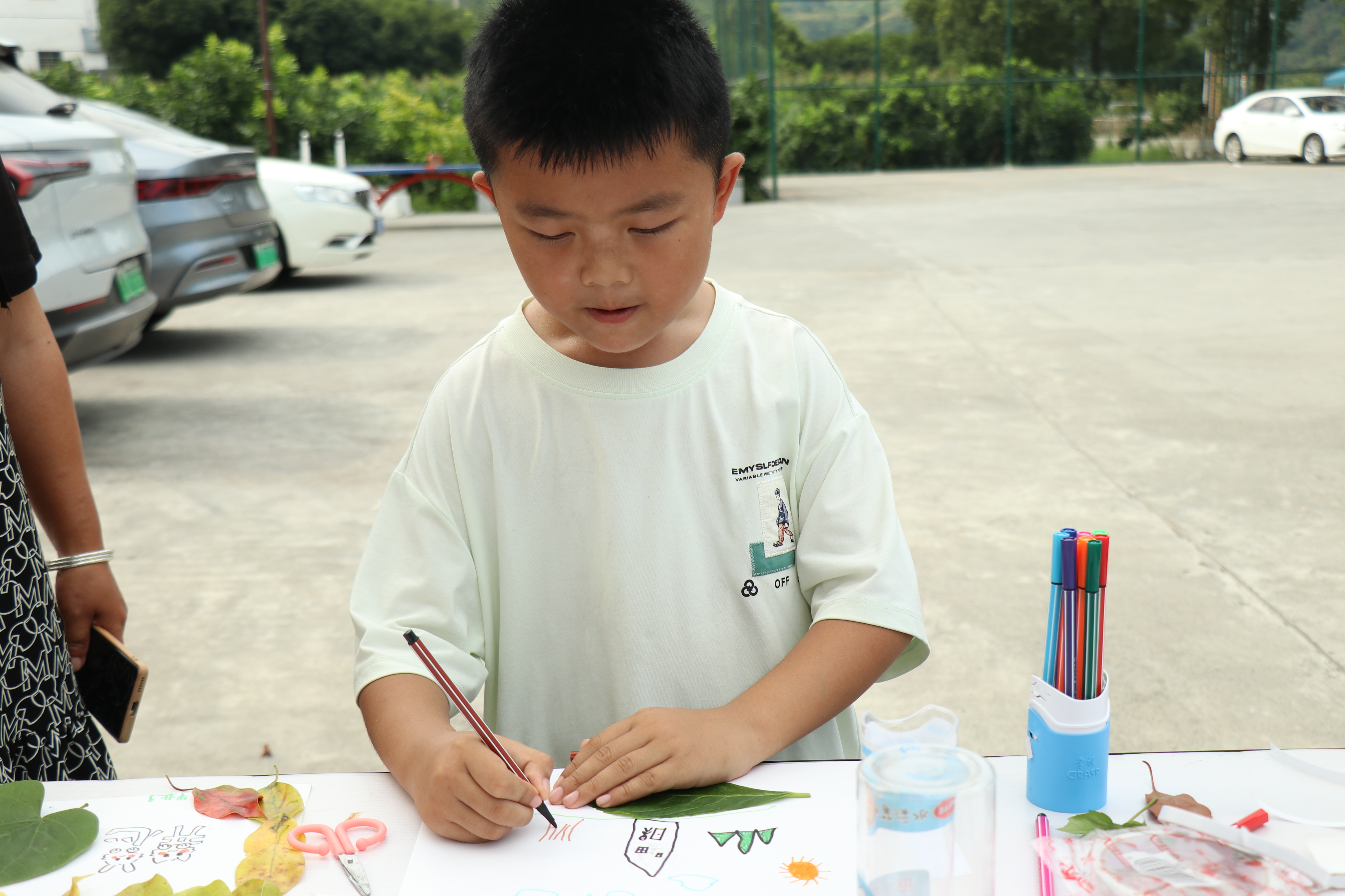 图为手工绘画,刘羽婕摄.JPG