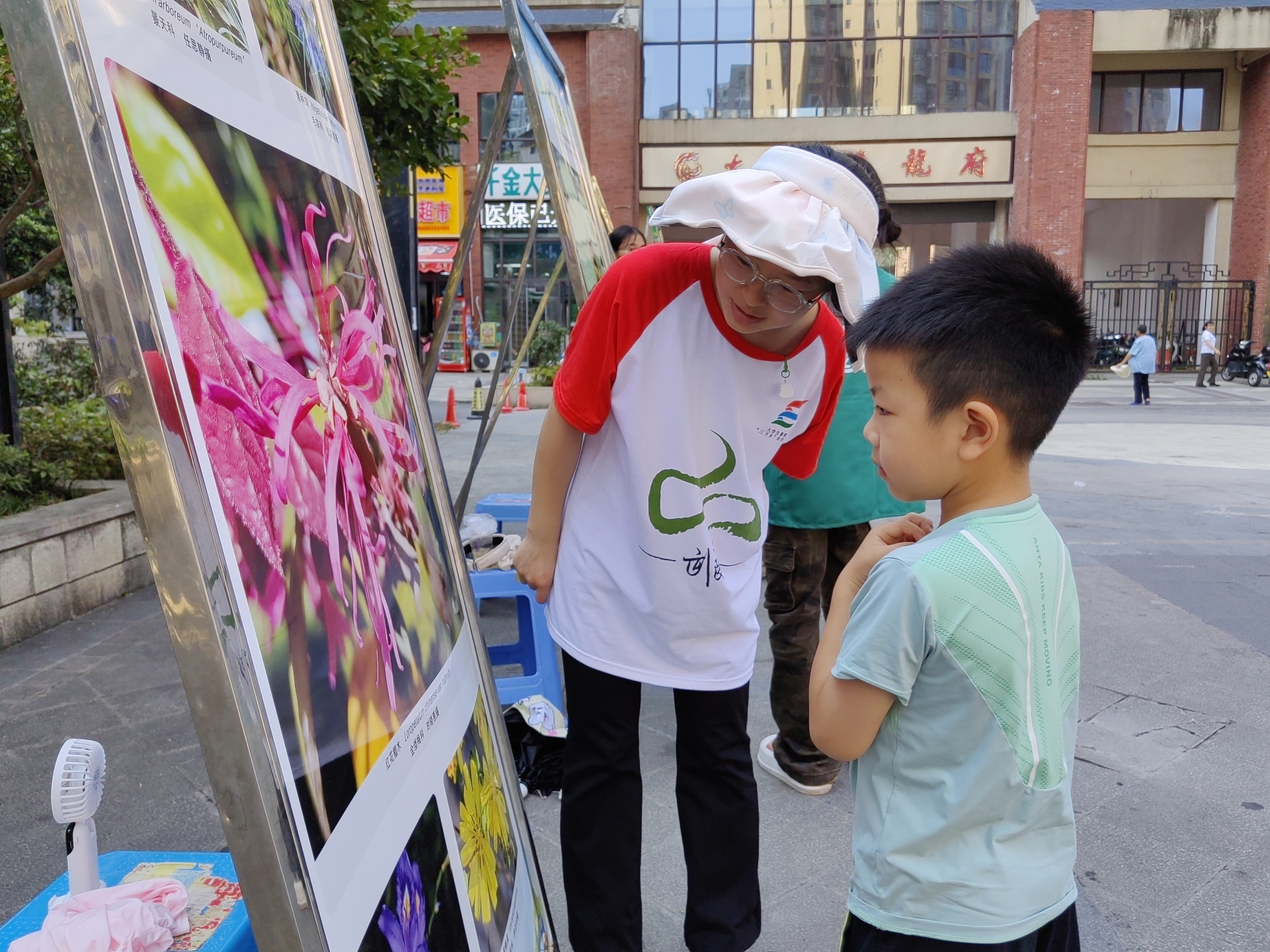 图为展板讲解2,唐诗琴摄.jpg