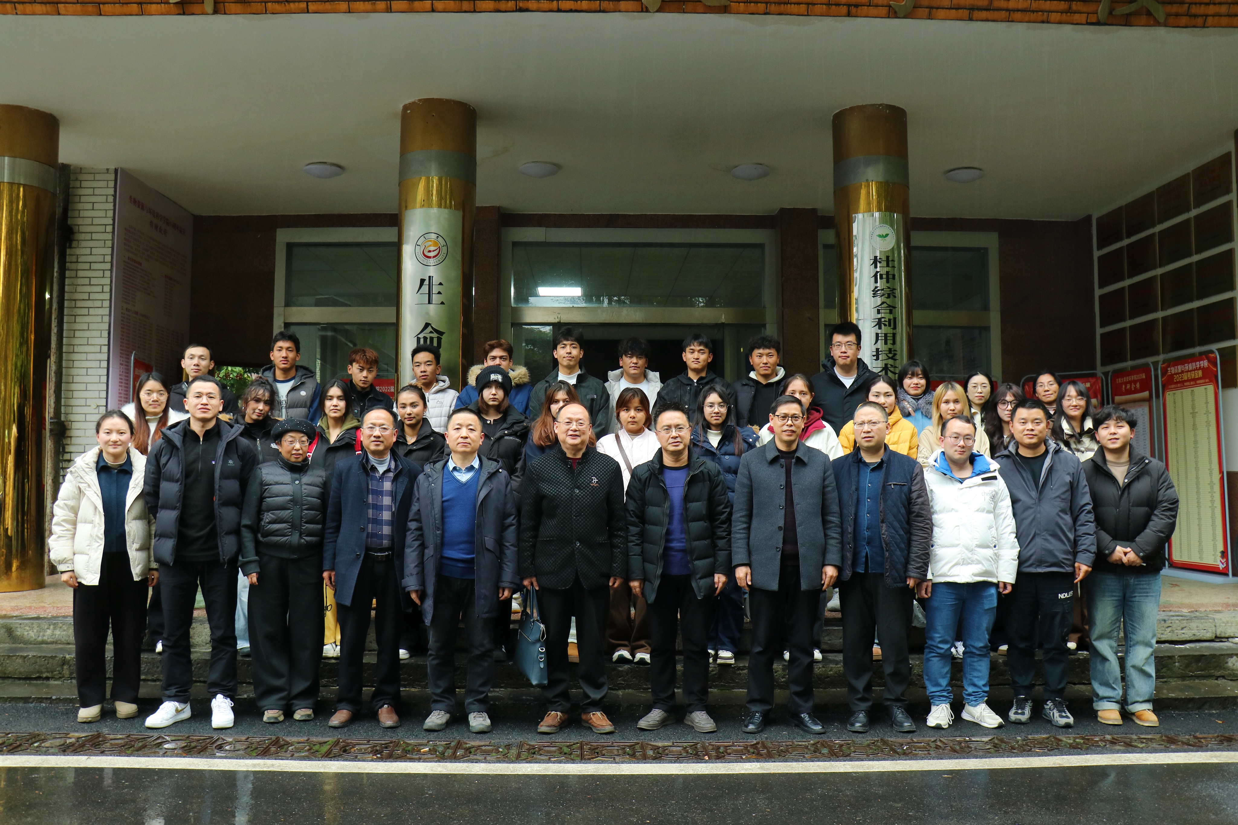 图为老师与员工合照.jpg