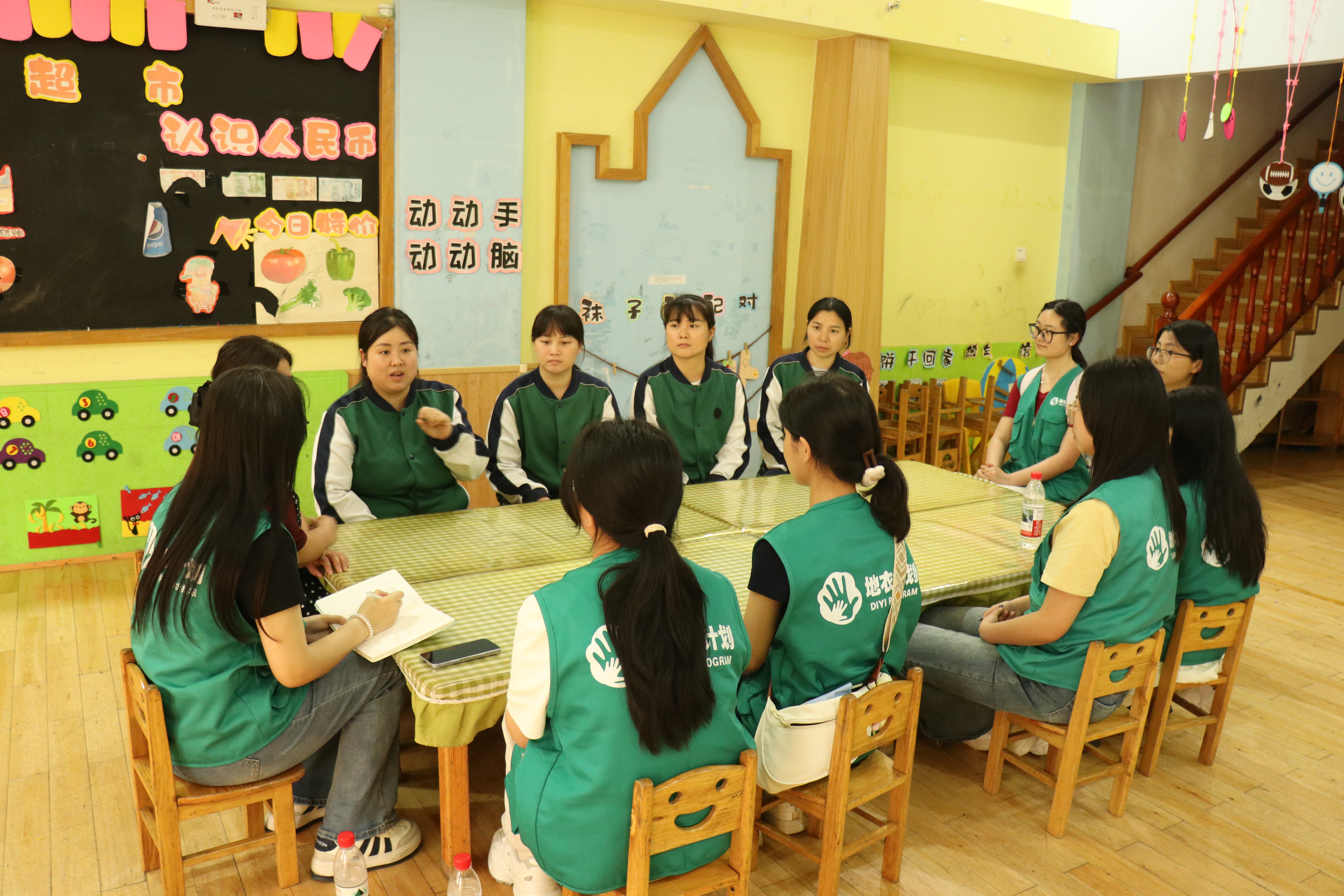 图为座谈会.JPG