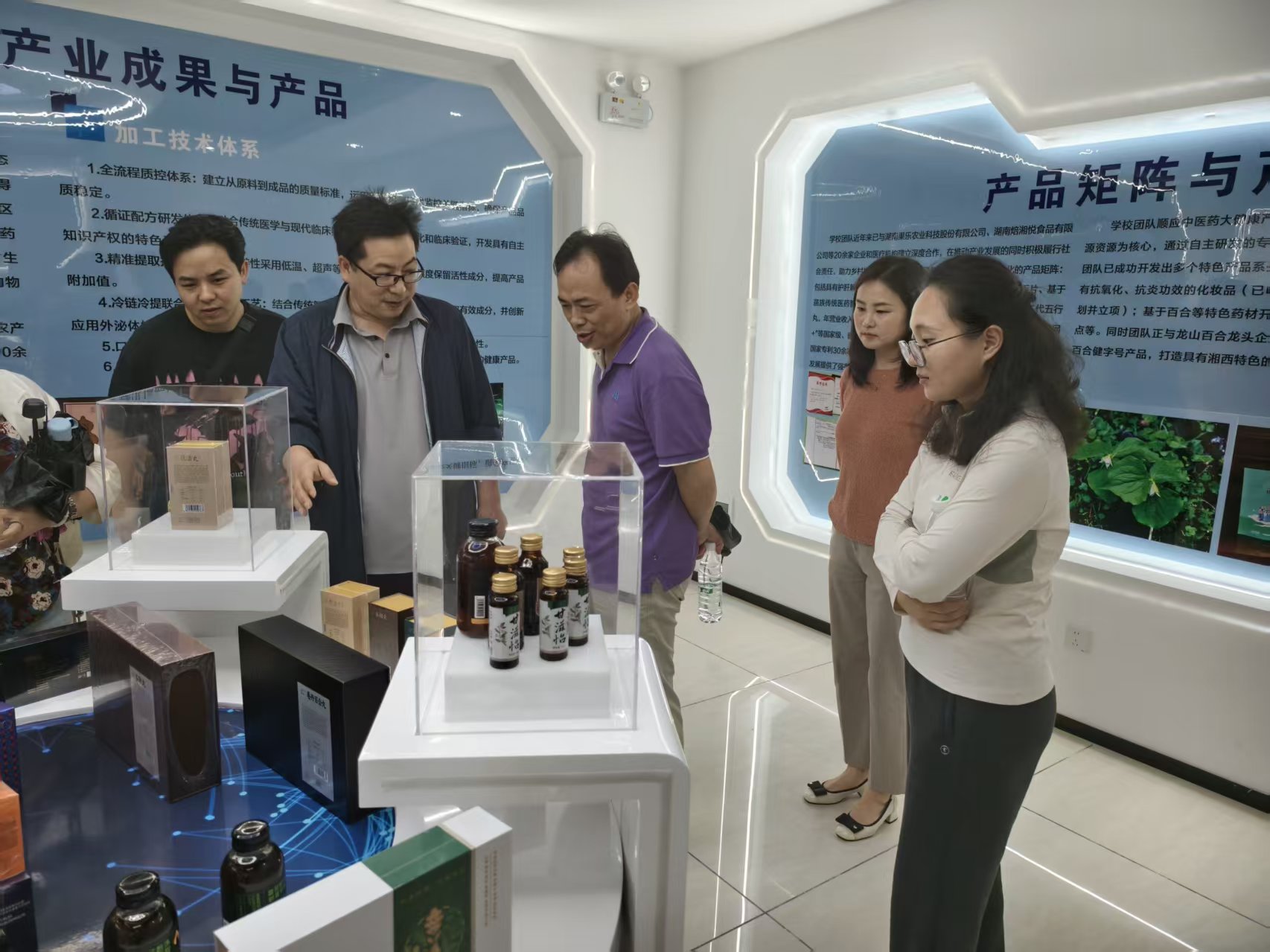 图为在科技园中参观学习 (2).jpg