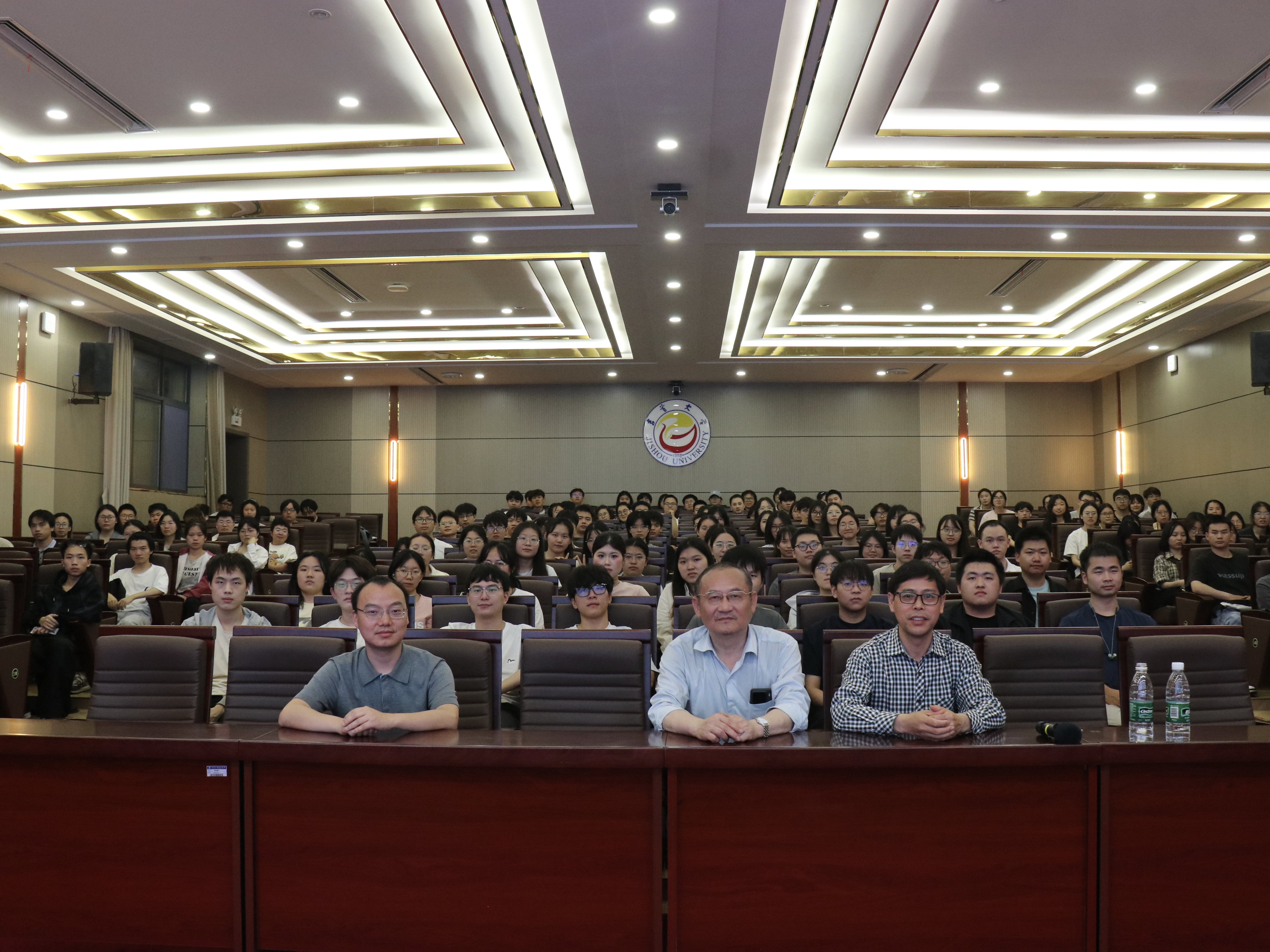 图为集体合照.jpg