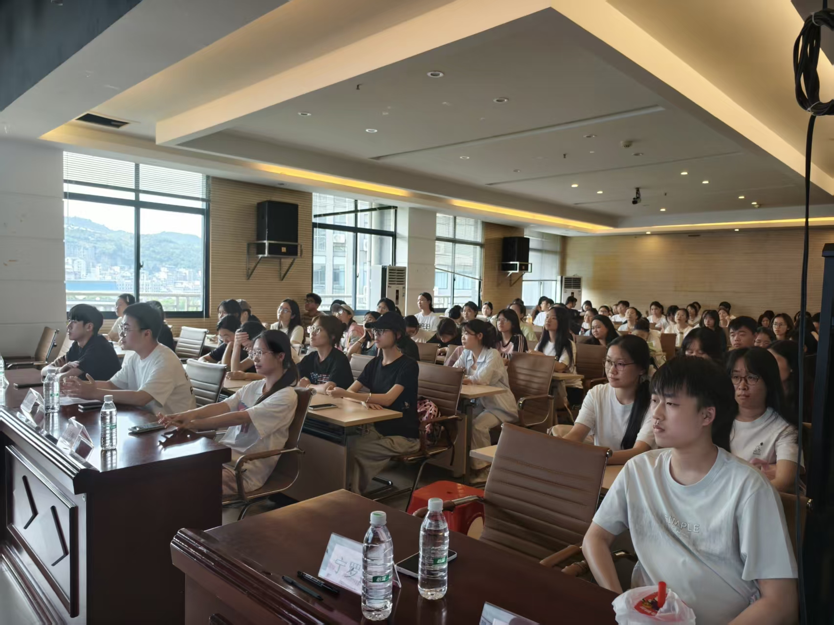 图为参会人员.jpg